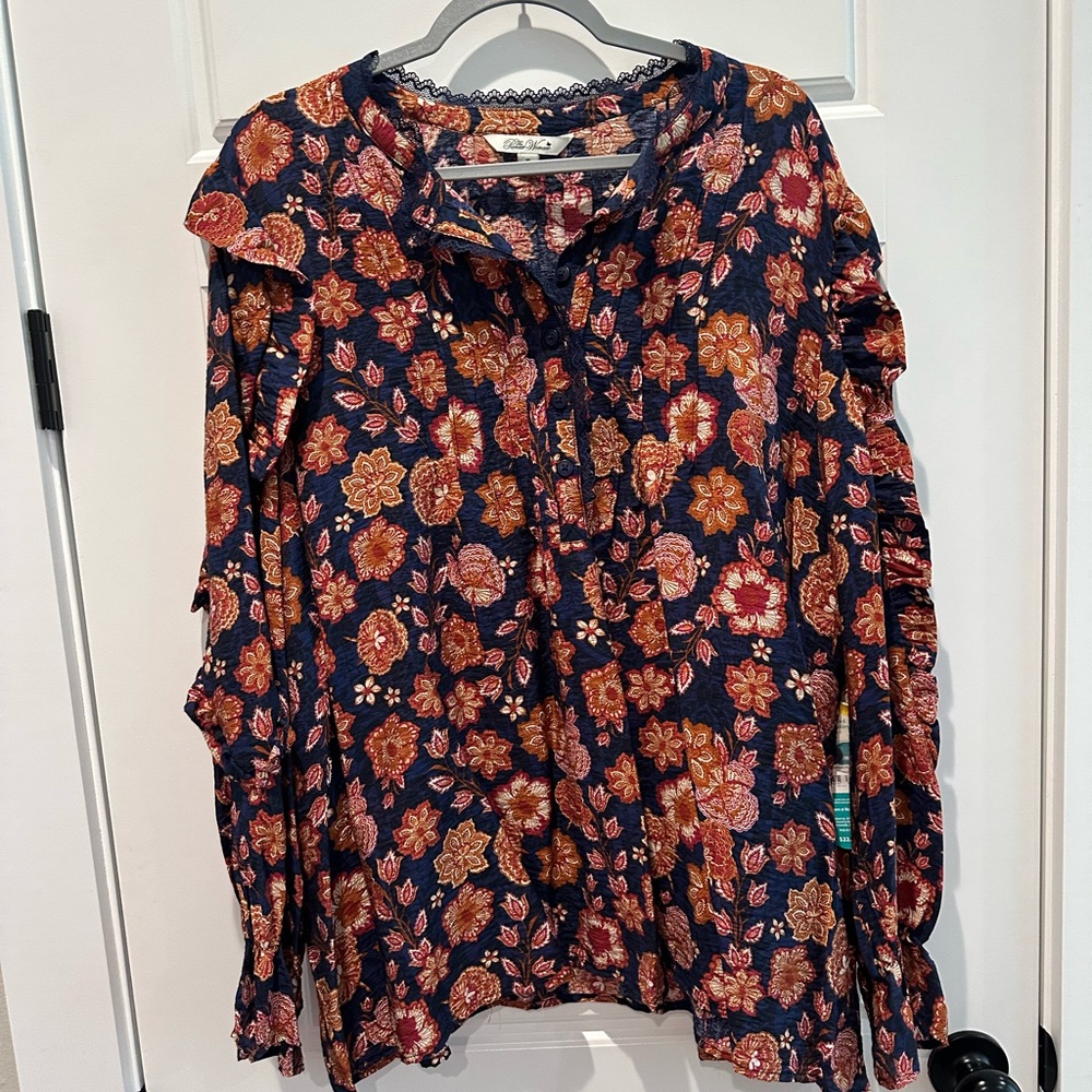 Beautiful Plus-size fall top!